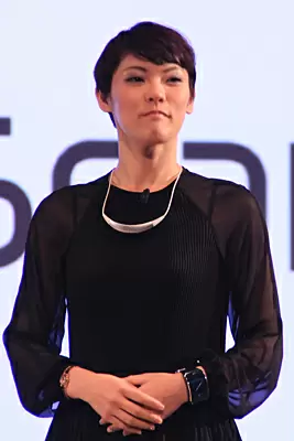 手首に「Gear S」、首に「Gear Circle」を着けたGALAXYマスターの山下早紀さん