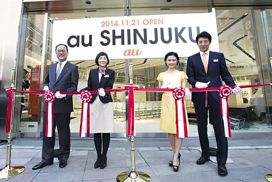 田中社長、石水店長、杉咲さん、松岡さんでテープカット