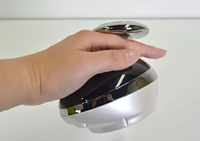 手のひらサイズの丸いボディでらくらくケア