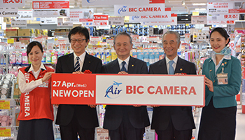 ビックカメラの宮嶋宏幸社長（左から2番目）と「Air BIC」の小川洋一社長（左から3番目）、日本空港ビルデングの鷹城勲社長（左から4番目）