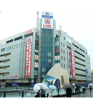雨の中でも開店前に約1000人の行列、ヤマダデンキ「LABI藤沢」が6月2日にオープン