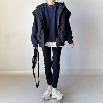 どんなトップスにも合わせやすい【黒スキニー】ですが、定番アイテムだからこそ、コーデがマンネリ化しがち...