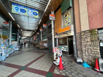 「あなたは現在住んでいる街を散策したことはありますか？」、「あなたは自分が生まれ育った街を散策したこ...