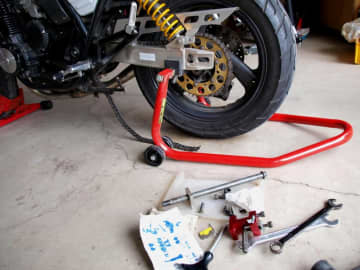 バイクの乗り始めは、メンテナンス方法や必要な工具がわからないと不安ですよね。そこで、今回は初心者向け...