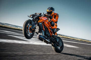 KTMジャパンは、スポーツネイキッド『1390スーパーデュークRエヴォ』および『250デューク』の2...