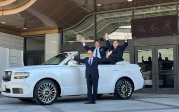 大相撲初場所から使用される世界に1台の新型センチュリーSUVオープンカー大相撲初場所の優勝者が1月2...