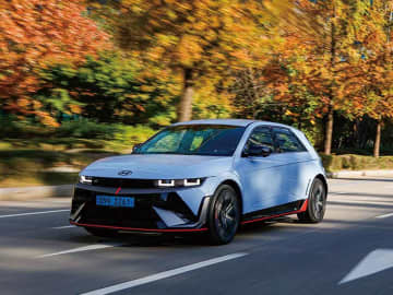 続々と来日の機をうかがっているニューモデル群。電動化の波の中で、「あの」名車もかつてない変革の時を迎...
