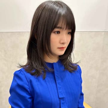 トレンドをヘアスタイルにもまとうなら、今すぐウルフカットに挑戦してみて。レイヤーの軽やかな動きを味方...