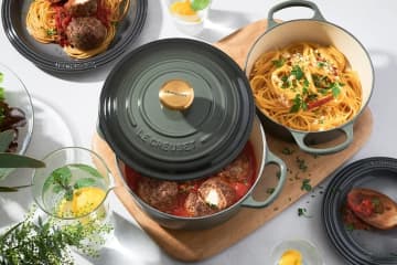 ル・クルーゼ(LE CREUSET)のテーブルウェアに新色「タイム」が仲間入り。2024年2月14日...