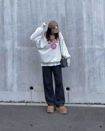 頑張りすぎていないのにおしゃれな雰囲気をまとえるスウェットコーデは、リラックスして楽しい時間を過ごし...