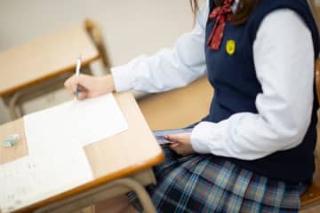 1月22日、文部科学省が学校での健康診断について「原則着衣」とする見解を通知。それに対し日本医師会は...