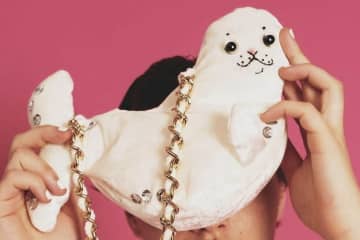 ミュベール(MUVEIL)の2024年春夏コレクションから、アザラシモチーフの新作アイテムが登場。2...