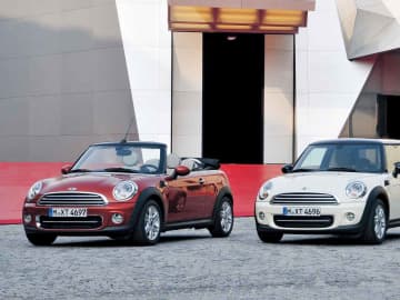 2010年9月、欧州で2代目MINIのフェイスリフトが発表され、新しい顔が与えられたMINI、MIN...