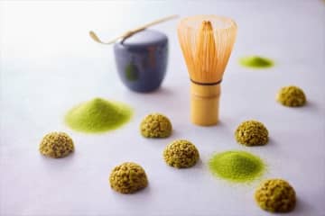 京都銘菓「つぶあん入り生八つ橋おたべ」や「京ばあむ」などを製造・販売する美十から、「生八つ橋」の生地...