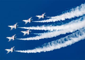 アメリカ空軍のアクロバット飛行隊「サンダーバーズ」(The United States Air Fo...