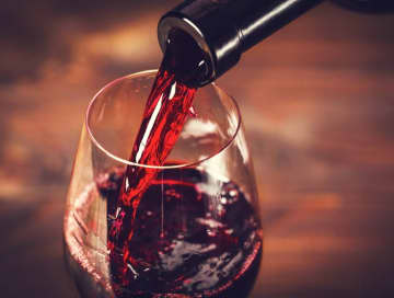 By 星 良孝 ＜ステラ・メディックス＞ ほかのお酒は大丈夫なのに、なぜか赤ワインを飲むと小さいグラ...
