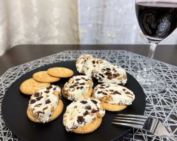 By 高木 沙織 クリームチーズに甘酒、ナッツを砕いて混ぜた「甘酒クリームチーズバー」。クリームチー...
