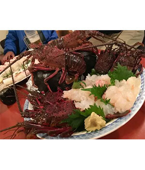 伊勢海老にアオリイカ！ 絶品海鮮ディナーと“赤の絶景”を楽しむ漁師町のクリスマス