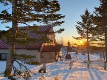 バックカントリースキーといえば、厳しい寒さに耐えながら山を登り、ひたすら粉雪を求めて奥深いフィールド...