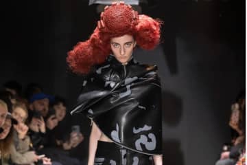 コム デ ギャルソン(COMME des GARÇONS)は2024-25年秋冬ウィメンズコレクショ...