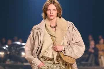 イザベル マラン(ISABEL MARANT)は、2024-25年秋冬コレクションをフランス・パリで...