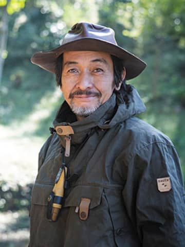 アウトドアのギアも自作するネイチャークラフト作家の長野修平さん。そういう長野さんなら、ウェアにもきっ...
