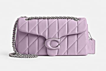 コーチ(COACH)のバッグシリーズ「ダビー(Tabby)」より、2024年春の新作バッグが登場する...