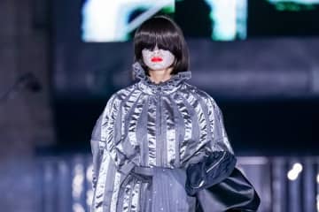 ミキオサカベ(MIKIO SAKABE)の2024-25年秋冬コレクションが、東京・国立競技場代々木...