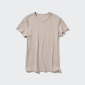 シンプルながら上品見えが叶う「リブTシャツ」は、大人カジュアルコーデにうってつけ。【ユニクロ】や【G...
