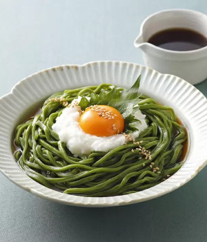 鮮やかな緑の麺。色の正体は、淡路島のアレ！