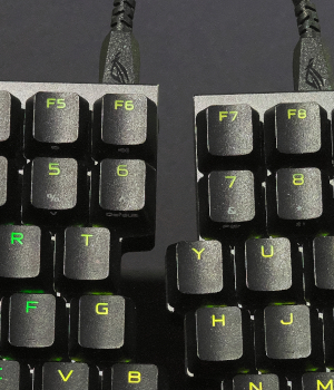 ASUSが2つに割ったキーボードでさよなら肩こり【道越一郎のカットエッジ】