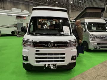 【写真】横長シートが広くて快適！ ダイハツ アトレーがベースの軽キャンパー 本記事では、全国各地で開...