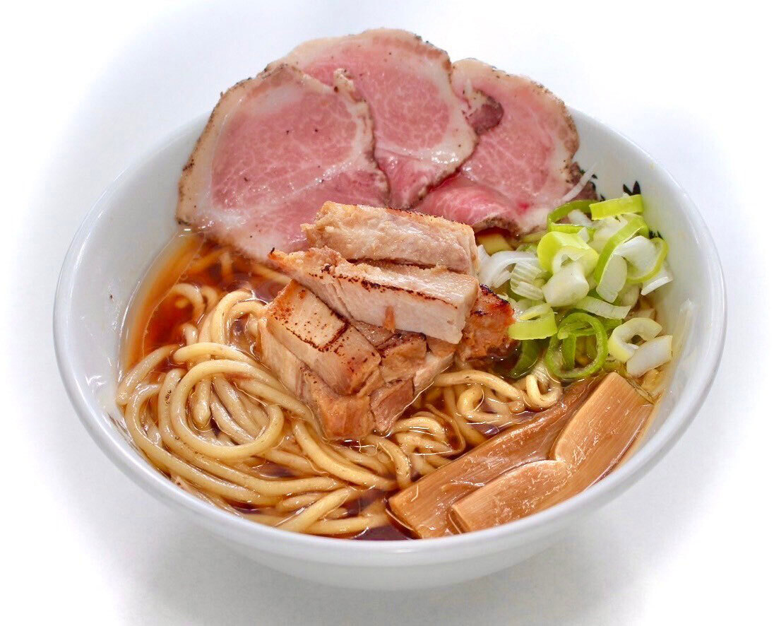 大阪・西梅田の「博多豚そば月や」で「人類みな麺類」が監修したラーメン&まぜそばを提供