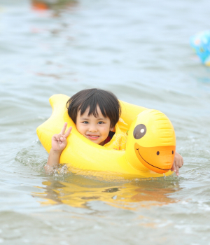 夏のビーチを楽しもう！ 海水浴に役立つ便利なデジタルグッズ＆アイテム