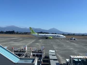 みなさんこんにちは、カゴシマニアックス編集部です！ 鹿児島空港で、普段は絶対に立ち入れない滑走路を歩...