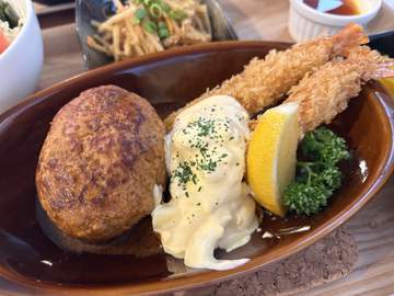 どうも、僕です◯┓ 最近通いまくっている居酒屋ランチ、鶏義さんの昼営業。日替わりが最高で毎日でも通え...