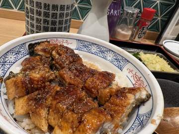 どうも、僕です◯┓ センテラスの杉玉さん。海外の方がめっちゃ来ております。寿司！とわかりやすい感じ、...