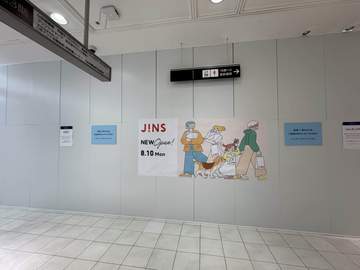 どうも、僕です◯┓ 山形屋でエスカレーターに乗っていると、8月10日にJINSができるというポスター...