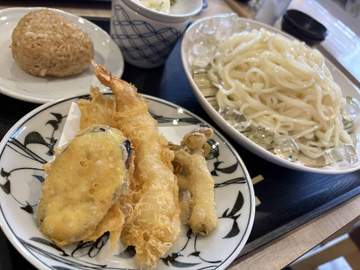 どうも、僕です◯┓ マルヤガーデンズ裏、天ぷらの揚げ屋一代さん。えび天重がよく知られたお店ですが、本...