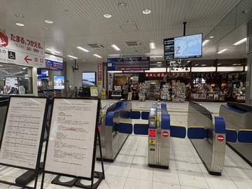 どうも、僕です◯┓ ２０２６年８月の鹿児島中央駅。新幹線の再開見込みがないまま夏休みシーズンが進んで...