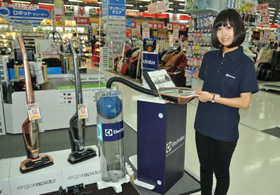 ビックカメラで掃除機体験会、6kgの球が上がる「エルゴラピード」の吸引パワー