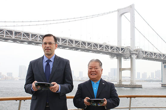 海洋事業を手掛けるJRCSの近藤高一郎代表取締役社長（左）と日本マイクロソフト平野拓也代表取締役社長