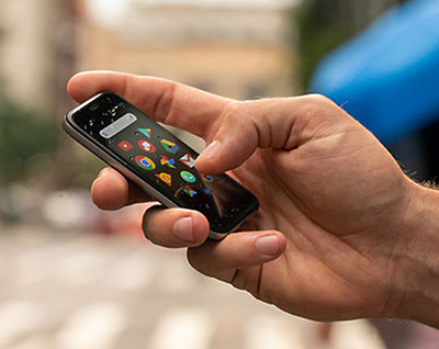 クレジットカードサイズのスマホ Palm Phone 発売 Styleから n R クレジットカードサイズのスマホ Palm Phone 発売 Styleから n R