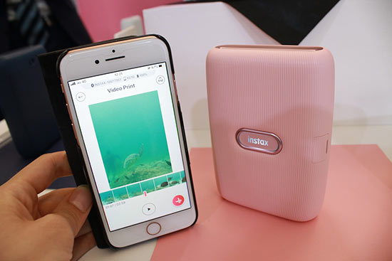 富士フイルム スマホ動画からベストショットをプリントできるチェキ n R 富士フイルム スマホ動画からベストショットをプリントできるチェキ n R