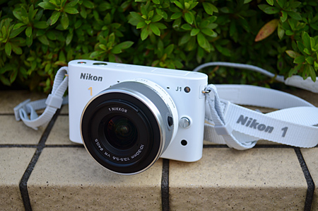 カメラ デジタルカメラ ミラーレス一眼「Nikon 1」の可能性＜1＞ 見た目を裏切る（？）使い 