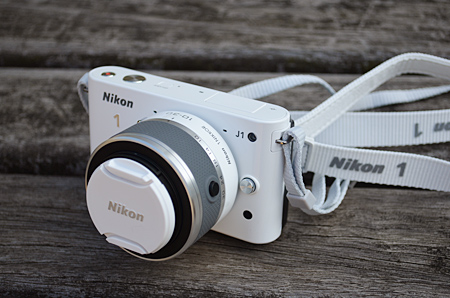 カメラ デジタルカメラ ミラーレス一眼「Nikon 1」の可能性＜1＞ 見た目を裏切る（？）使い 