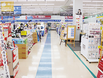 高齢者がゆっくりと商品を選びながら歩ける幅3m程度の通路