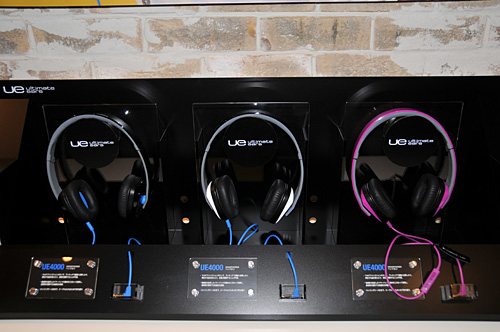 発表会では、スピーカーとともに、Ultimate Earsブランドのイヤホン・ヘッドホンも披露した