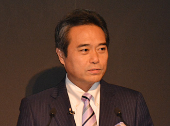 新製品を紹介する今村本部長