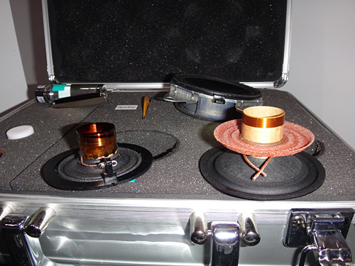 磁性流体スピーカー(左)と従来のスピーカー